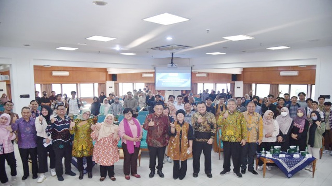 Anggota Komisi VI DPR RI Luluk Nur Hamida saat foto bersama dengan para narasumber, moderator dan mahasiswa, pada Seminar Nasional di UMY, Yogyakarta, Jumat(22/9/2023). Foto: Munchen/nr