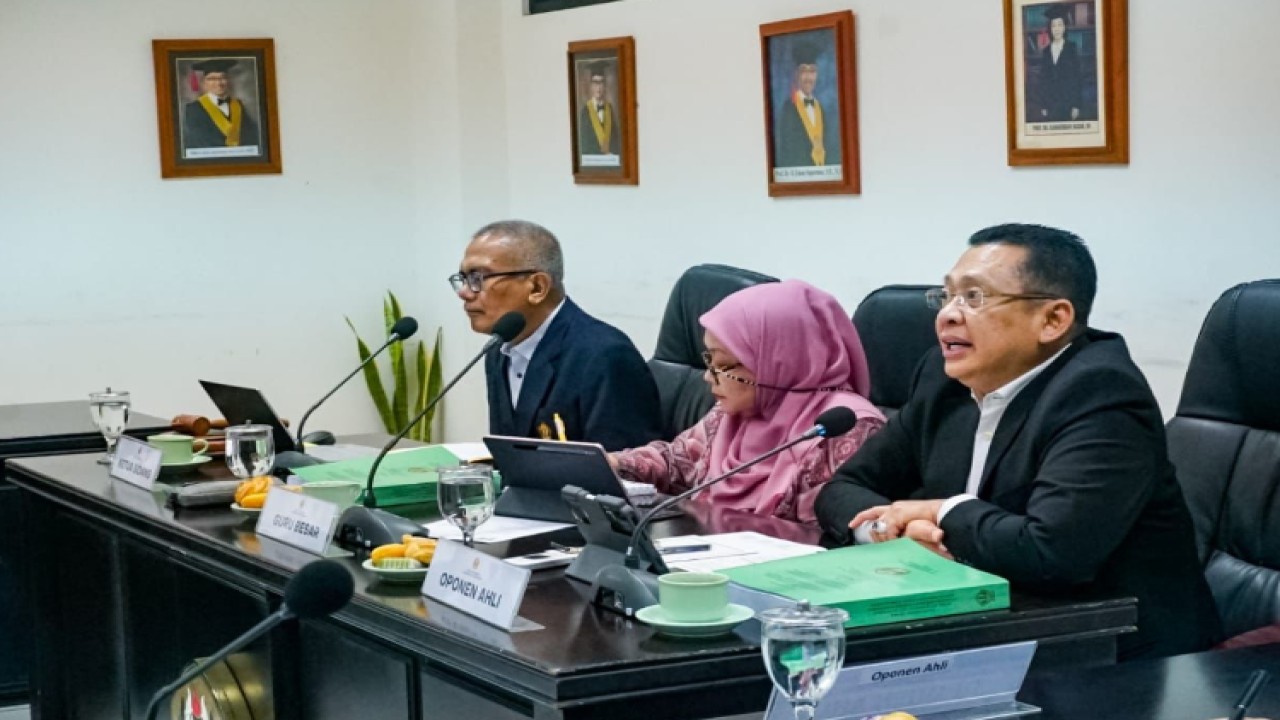 Ketua MPR RI sekaligus Dosen Tetap Pascasarjana Universitas Borobudur Bambang Soesatyo menjadi disertasi dalam Ujian Sidang Tertutup Program Doktor Ilmu Hukum Fakultas Hukum UNPAD, Isti Novianti/Dok MPR