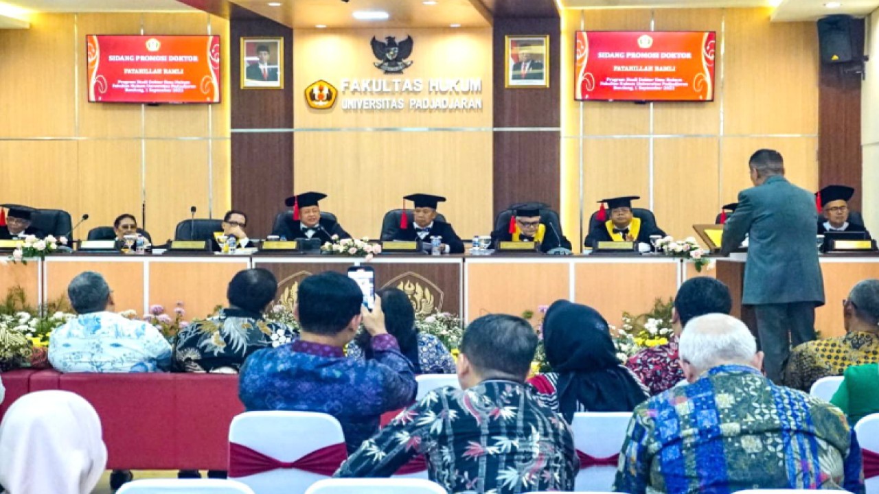 Ketua MPR RI sekaligus Dosen Tetap Pascasarjana Universitas Borobudur Bambang Soesatyo menjadi penguji Sidang Terbuka Promosi Doktor Fatahilahah Ramli, di pascasarjana Fakultas Hukum UNPAD, Bandung/Dok MPR