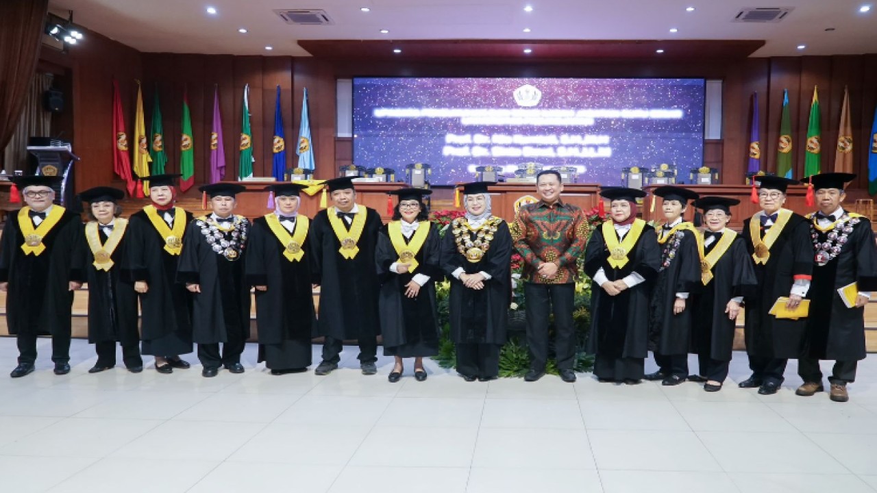 Ketua MPR RI sekaligus Ketua Dewan Pembina Perkumpulan Alumni Doktor Ilmu Hukum Universitas Padjajaran (PADIH UNPAD) Bambang Soesatyo menghadiri pengukuhan Nia Kurniati sebagai Guru Besar Bidang Ilmu Hukum Agraria FH UNPAD, di Graha Sanusi Hardjadinata, Bandung/Dok MPR