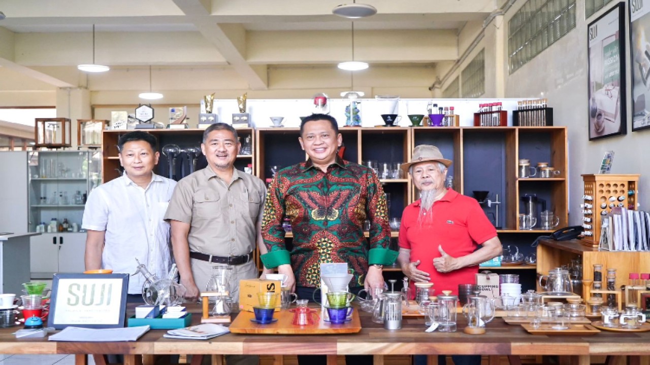 Ketua MPR RI Bambang Soesatyo saat mengunjungi Pudak Scientific, di Bandung/Dok MPR