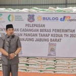 Buapti Tanjungjabung Barat Anwar Sadat saat melepas pemberikan beras kepada keluarga penerima manfaat.(ANTARA/Ho/Eko)-1694586478