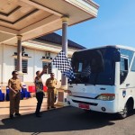Bupati OKU Timur Lanosin Hamzah melepas keberangkatan atlet disabilitas, Senin. (ANTARA/Edo Purmana/23)-1695631729