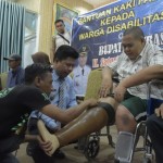 Bupati Sambas memberikan bantuan kaki palsu kepada penyandang disabilitas (ANTARA/Imbran)-1694685233