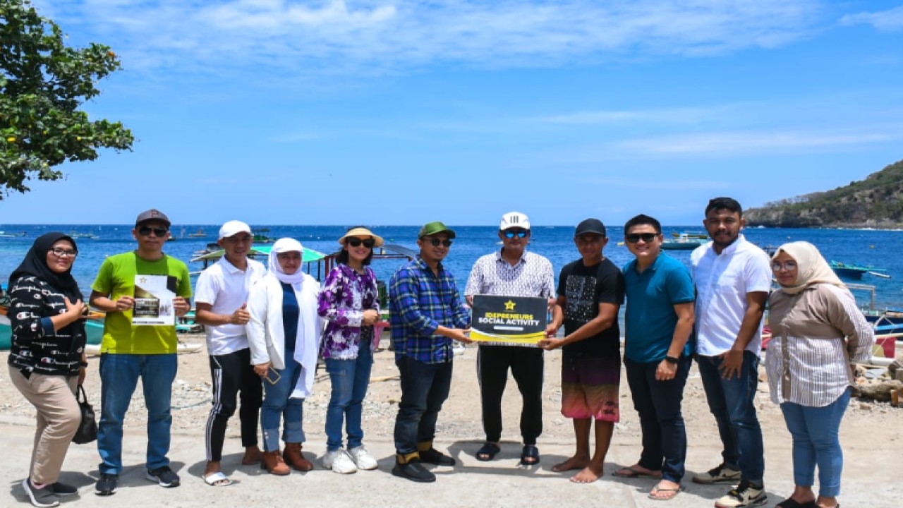 Wakil Ketua MPR RI Fadel Muhammad saat menyambangi Pantai Olele, Gorontalo/Dok MPR