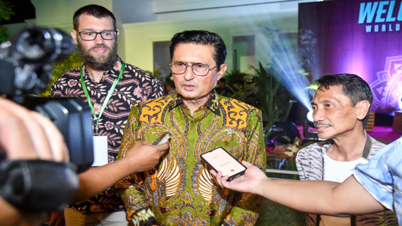 Wakil Ketua MPR RI Fadel Muhammad memberikan keterangan pers usai menghadiri undangan Welcome Dinner World Coconut Day 20203, di halaman Kantor Bupati Kabupaten Gorontalo, Jumat malam (22/9/2023)/Dok MPR