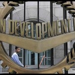 Foto Dokumen: Seorang pekerja berjalan melewati markas Asian Development Bank (ADB) di Manila. ANTARA/REUTERS/Cheryl Ravelo-1695183019