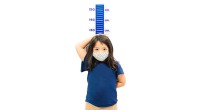 Ilustrasi seorang anak sedang mengukur tinggi badan (net)-1695958609