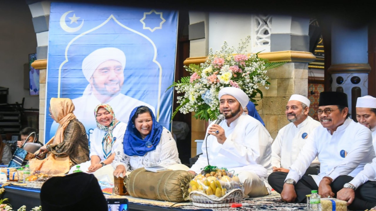 Habib Syech bin Abdul Qadir Assegaf dalam acara Bersholawat Bersama Habib Syech, di Gedung Bustanul Asyiqiin Majelis Ahbabul Musthofa, Semanggi, Surakarta, Jawa Tengah/Dok MPR