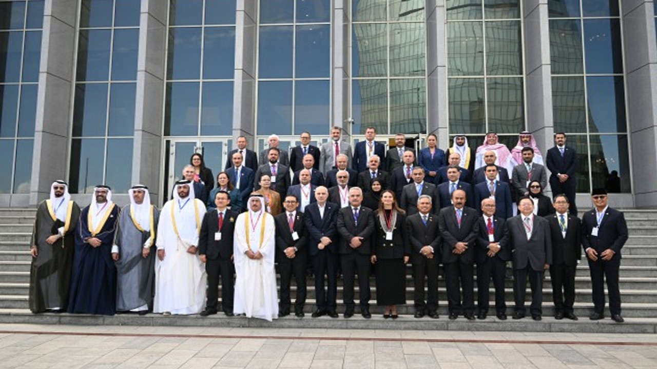 Ketua BKSAP DPR RI Fadli Zon dalam foto bersama di sela-sela kunjungan menghadiri Asian Parliamentary Assembly/APA di Azerbaijan. Foto: Eko/nr
