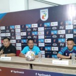 Pelatih Sulut United Jaya Hartono (tengah) dan pemain Dirga Lasut (kanan). (ANTARA-Jorie Darondo)-1694432186