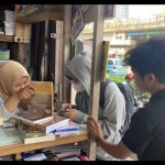 Penjual di Pasar Kwitang, Jakarta Selatan melayani anak-anak muda membeli buku bekas. (ANTARA/Hreeloita Dharma Shanti)-1695094685