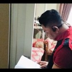 Penyidik Kejari Kaur saat memeriksa dokumen di KPU. ANTARA/Anggi Mayasari-1695110040