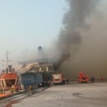 Petugas pemadam kebakaran KM Mutiara Berkah 1 di Dermaga Indah Kiat Merak masih berlangsung dan belum padam total.ANTARA/Mansur-1694075266