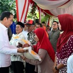 Presiden Jokowi serahkan bantuan pangan beras ke KPM di Cilegon-1694505791