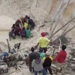 Proses evakuasi penambang emas yang tewas tertimbun longsor. (ANTARA/Tangkapan layar)-1694685021