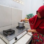 Siti Aminingsih, warga Desa Rajek Kecamatan Godong Kabupaten Grobogan, memanfaatkan gaa rawa untuk memasak. (ANTARA/HO-Dok)-1695114591