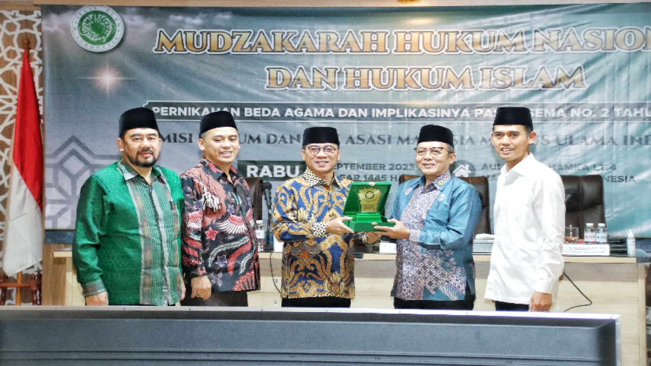 Wakil Ketua MPR Yandri Susanto (tengah) usai mengikuti ‘Mudzkarah Hukum Nasional dan Hukum Islam’ di Aula Buya Hamka, Lt.4 Kantor MUI, Jl. Proklamasi, Jakarta/Dok MPR