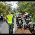 Aparat Polri dan TNI bantu warga melintasi genangan di Aceh Barat-1697776435
