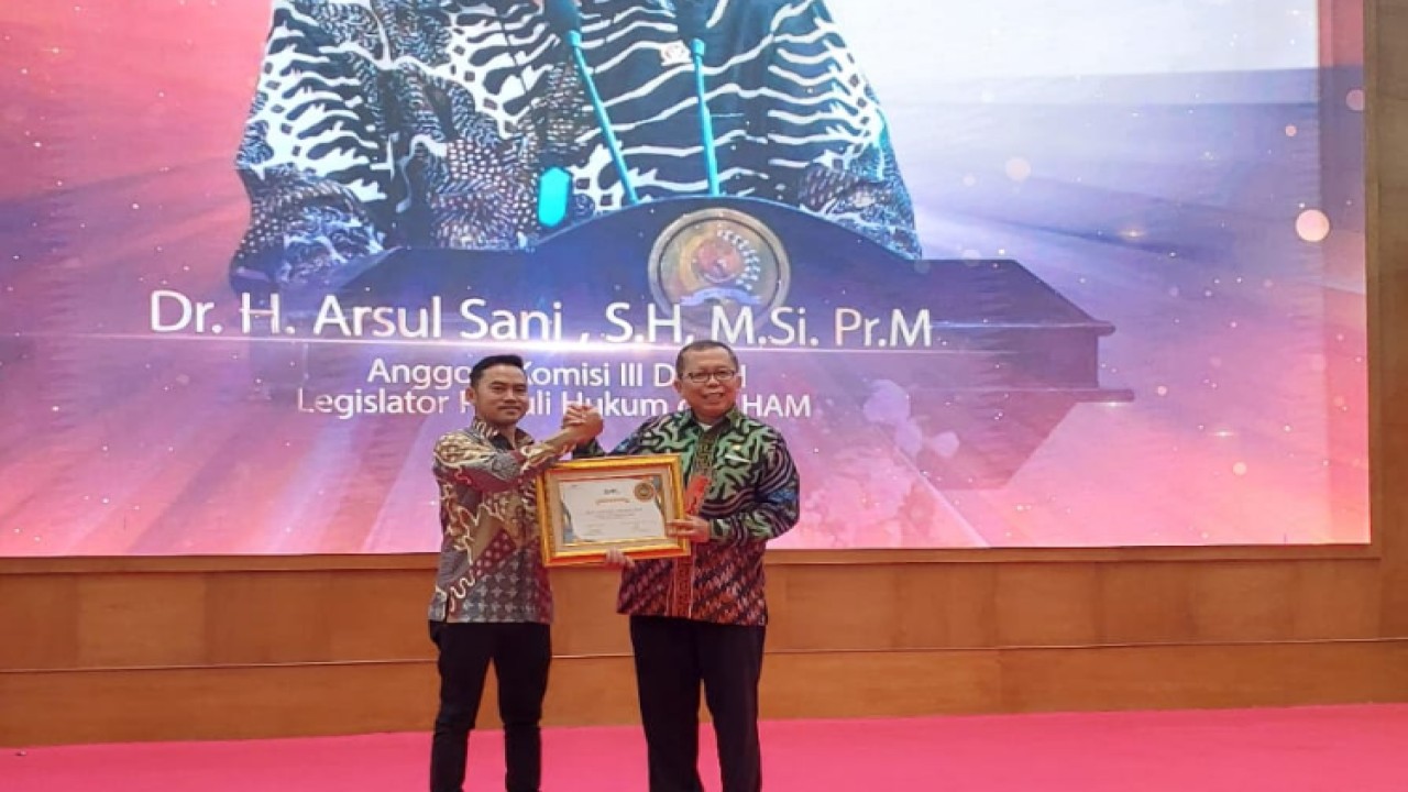 Wakil Ketua MPR RI Arsul Sani menerima penghargaan sebagai Legislator Peduli Hukum dan HAM dalam ajang KWP Award 2023/Dok MPR  