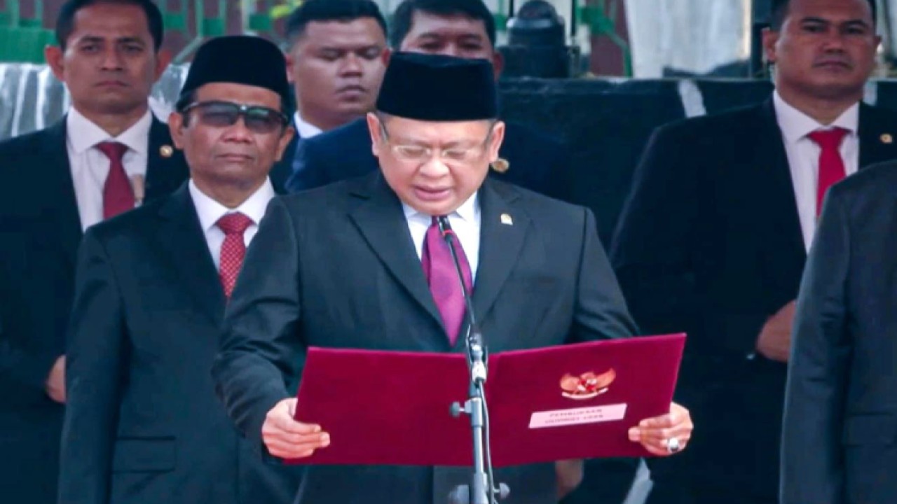 Ketua MPR RI Bambang Soesatyo membacakan naskah Pembukaan UUD NRI Tahun 1945 dalam Upacara Peringatan Hari Kesaktian Pancasila di Monumen Pancasila Sakti, Lubang Buaya, Jakarta/Dok MPR 