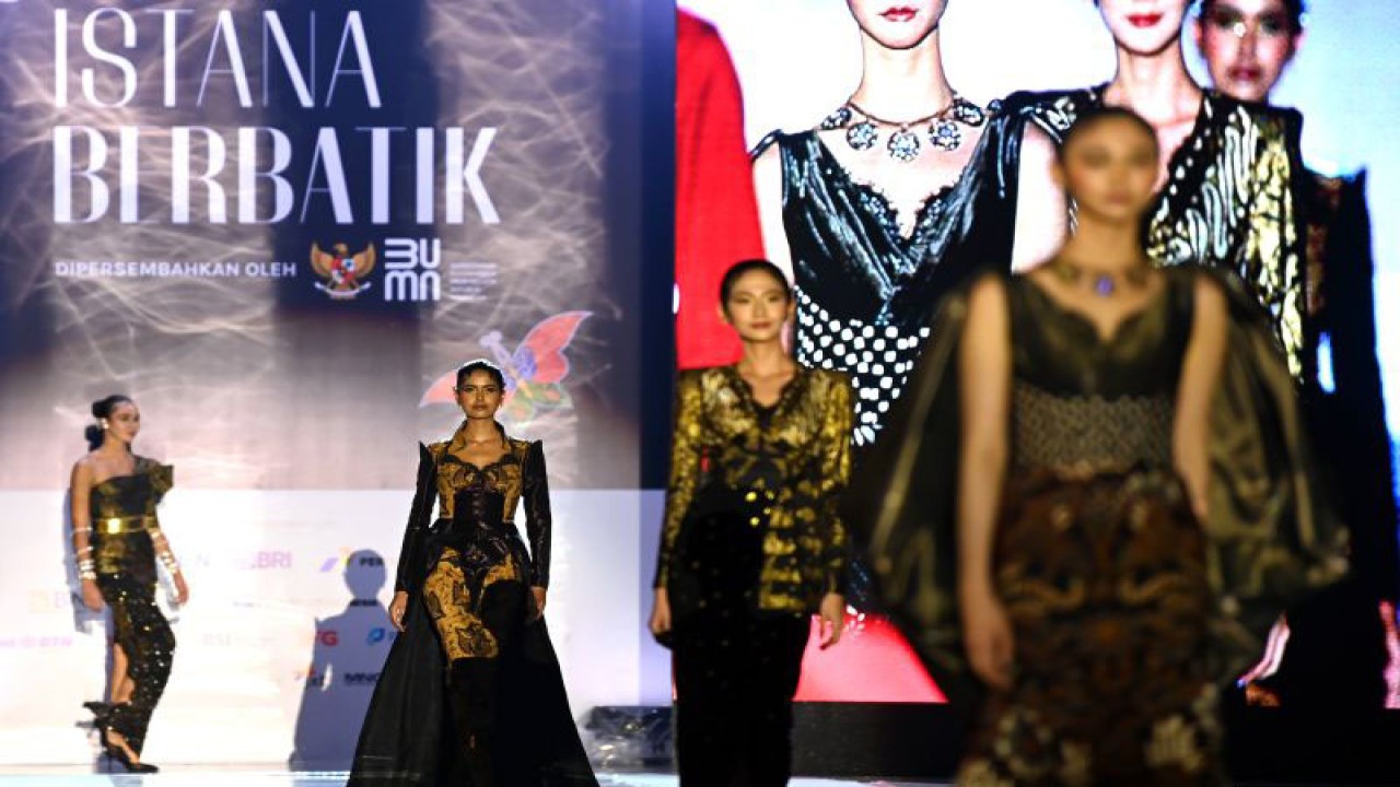 Model dengan busana batik tampil dalam Istana Berbatik di depan Istana Merdeka, Jakarta, Minggu (1/10/2023). (ANTARA FOTO/Sigid Kurniawan/nz)