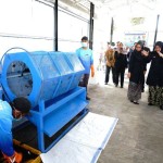 Bupati Banyuwangi Ipuk Fiestiandani meninjau bank sampah di Pasar Rogojampi, Banyuwangi, Jatim. ANTARA/HO-Humas Pemkab Banyuwangi-1696935519