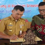 Bupati Gunungkidul Sunaryanta menandatangani MoU penanganan stunting dan lingkungan. (ANTARA/HO-Humas Pemkab Gunungkidul)-1698045610