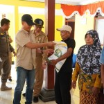 Bupati Gunungkidul Sunaryanta menyerahkan bantuan beras bagi warga kurang mampu. (ANTARA/Sutarmi)-1697025076
