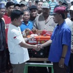 Bupati Sambas menyerahkan mesin kapal untuk nelayan Pemangkat (ANTARA/Imbran)-1697447116