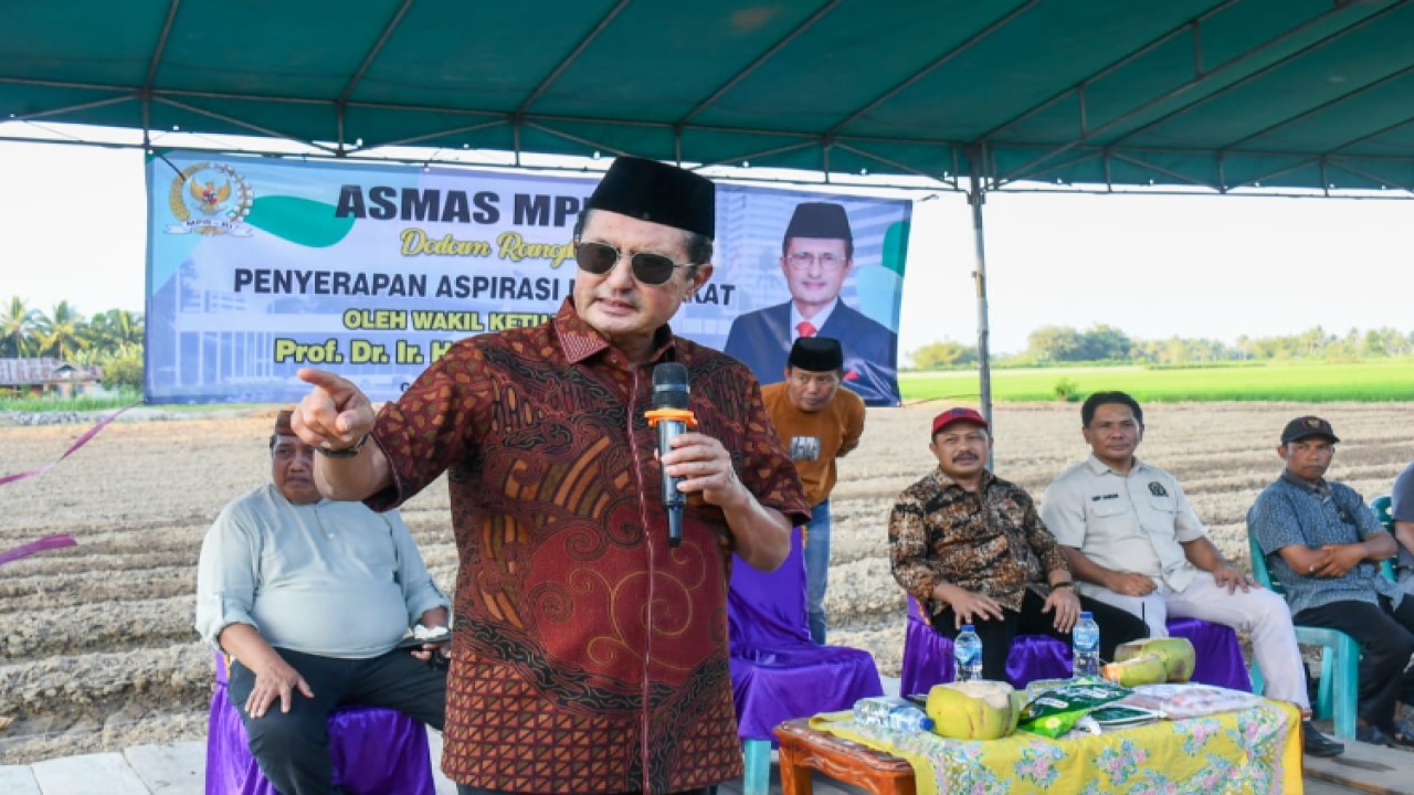 Wakil Ketua MPR RI Fadel Muhammad menggelar demonstrasi plot (demplot) jagung hibrida di lahan percontohan di desa Harapan, Kecamatan Wonosari, Kabupaten Boalemo, Gorontalo/Dok MPR RI 