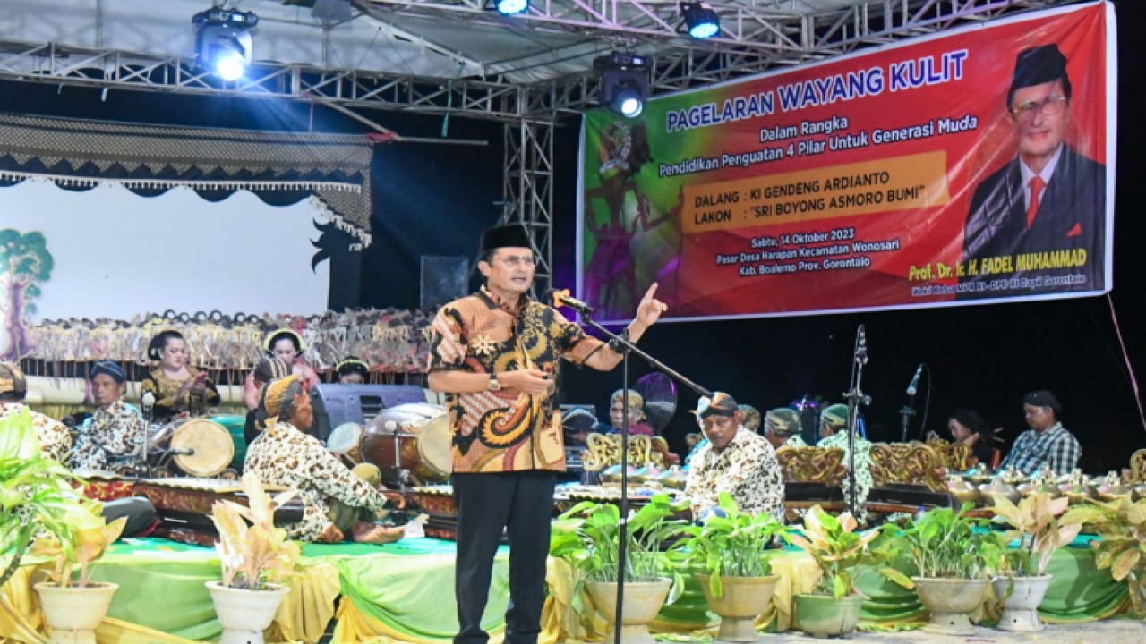 Wakil Ketua MPR RI Fadel Muhammad menghadiri Pagelaran Seni Budaya (PSB) Wayang Kulit semalam suntuk dalam rangka 'Pendidikan Penguatan 4 Pilar Untuk Generasi Muda', di Pasar Desa Harapan, Kecamatan Wonosari, Kabupaten Boalemo, Gorontalo /Dok MPR RI 