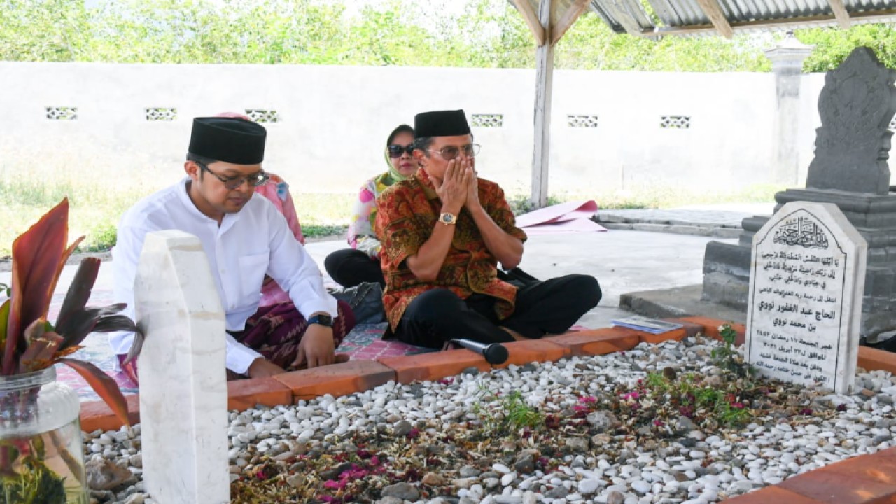 Wakil Ketua MPR RI Fadel Muhammad didampingi istri tercinta Hanna Hasanah Shahab dan Pengasuh Ponpes KH Abdullah Aniq Nawawi, melakukan ziarah ke makam Almagfurlah KH. Abdul Ghofir Nawawi, yang berada persis di samping kompleks Ponpes/Dok MPR 