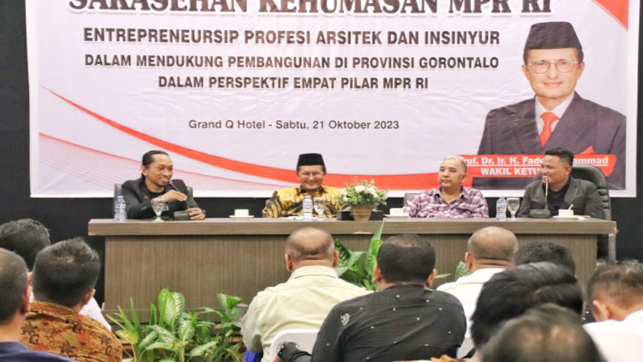 Wakil Ketua MPR Fadel Muhammad dalam Sarasehan  Kehumasan MPR RI dengan tema "Entrepreneurship Profesi Arsitek dan Insinyur dalam Mendukung Pembangunan di Provinsi Gorontalo dan dalam Perspektif Empat Pilar MPR RI," di Grand Q Hotel/Dok MPR 