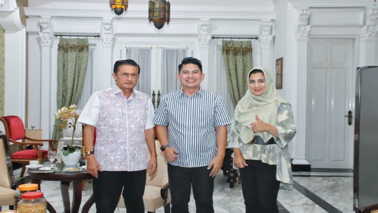 Wakil Ketua MPR Fadel Muhammad bersama sang istri menerima calon legislatif (Caleg) untuk DPR dari daerah pemilihan (Dapil) Gorontalo. Ronny Sianturi/ Dok MPR  