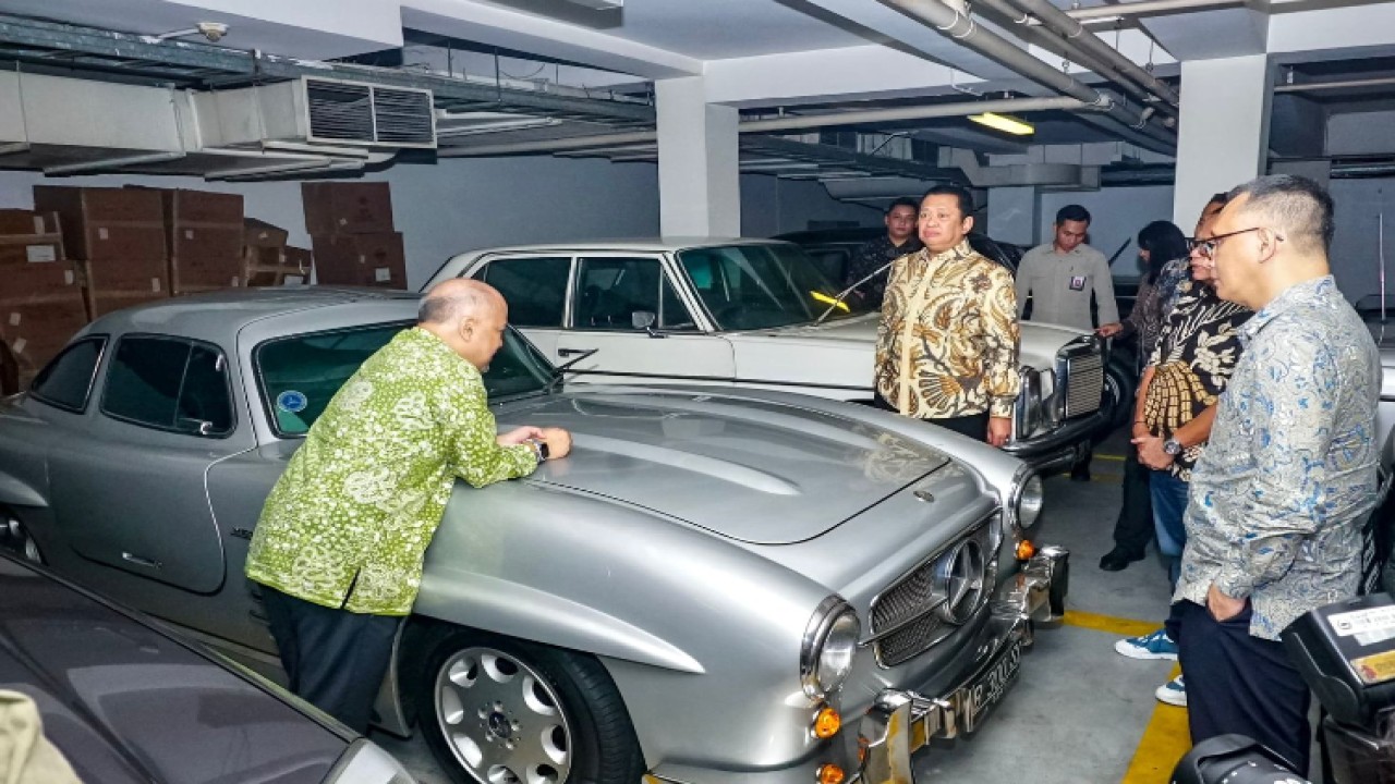 Ketua MPR RI sekaligus Ketua Umum IMI Bambang Soesatyo usai mengunjungi Perpustakaan Habibie dan Ainun sekaligus melihat berbagai koleksi mobil Mercedes Benz dan motor milik Presiden ke-3 RI BJ Habibie/Dok MPR 