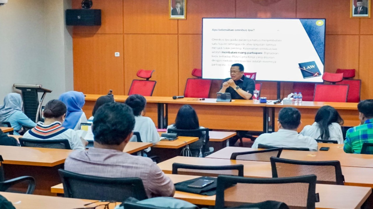 Ketua  MPR RI sekaligus Dosen Tetap Pascasarjana Universitas Borobudur Bambang Soesatyo saat mengajar mata kuliah Politik, Hukum, dan Kebijakan Publik, kepada para mahasiswa Pascasarjana Program Doktor Ilmu Hukum Universitas Borobudur, di Kampus Universitas Borobudur, Jakarta/Dok MPR