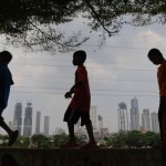 Ilustrasi - Anak-anak bermain dengam latar belakang gedung perkantoran di Jakarta, Rabu (18/5/2022). ANTARA FOTO/Hafidz Mubarak A/aww.-1696833057