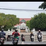 Ilustrasi: Pengendara melintas di dekat Keraton Yogyakarta, DI Yogyakarta, Selasa (19/9/2023). ANTARA FOTO/Hendra Nurdiyansyah/rwa.-1698037451