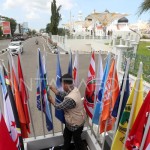 Ilustrasi - Petugas KIP sedang memasang bendera partai politik peserta Pemilu 2024 (ANTARA FOTO/Irwansyah Putra)-1697771873