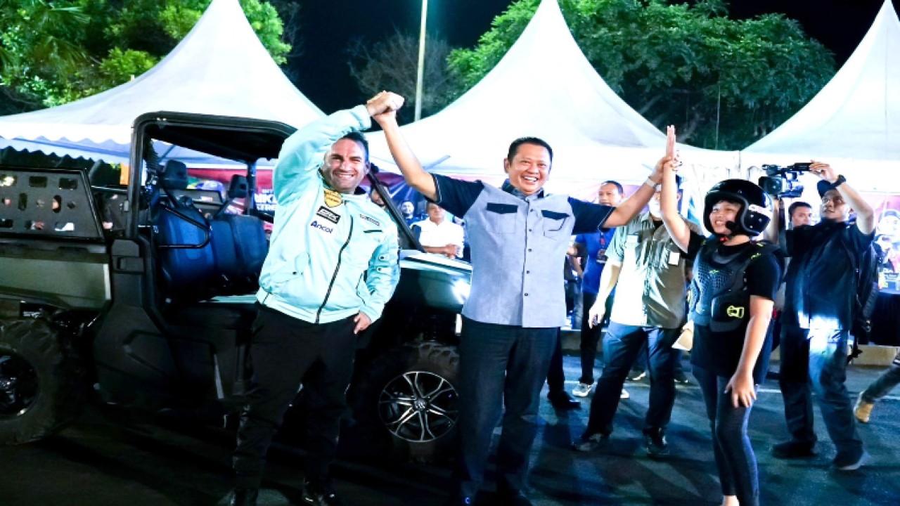 Ketua MPR RI sekaligus Ketua Umum IMI Bambang Soesatyo menerima penghargaan Automotive Lifetime Achievement dari International Stuntman Show dibawah kepemimpinan Founder and Art Director Marco Giony, yang juga merupakan stuntman terbaik di dunia versi Guinness Book of Record dan creative director di Mirabilandia Theme Park Italia dalam rangkaian acara International Bikestunt Street Show 2023/Dok MPR  