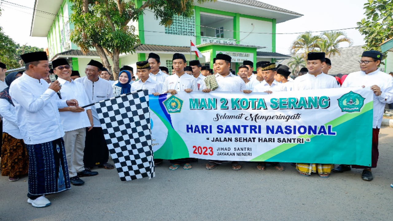 Wakil Ketua MPR Yandri Susanto saat membuka acara Jalan Sehat dalam rangka Peringatan Hari Santri yang diselenggarakan di Kantor Kemenag Kota Serang, Kamis (19 Oktober 2023)/Dok MPR 