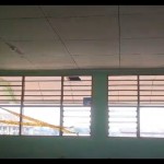 Jendela yang sudah tidak memiliki teralis dan kaca di ruangan lantai empat SMP 132 di Cengkareng, Jakarta Barat. (ANTARA/Risky Syukur)-1697092823