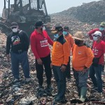 Kalaksa BPBD Bali I Made Rentin saat memantau langsung kebakaran TPA Mandung, Denpasar, Senin (23/10/2023). ANTARA/Ho-BPBD Bali-1698038196