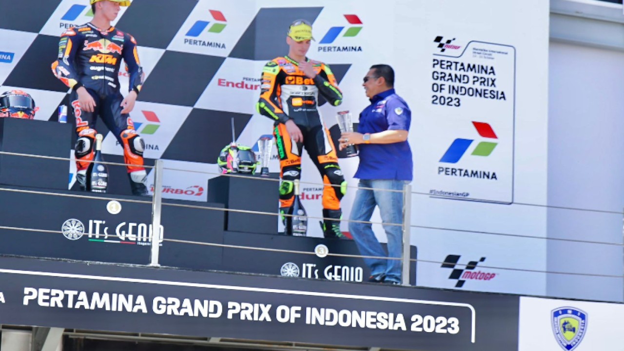 Ketua MPR RI sekaligus Ketua Umum IMI Bambang Soesatyo menyerahkan trophy kepada para juara Moto2, di Pertamina Mandalika International Circuit, di NTB/Dok MPR 