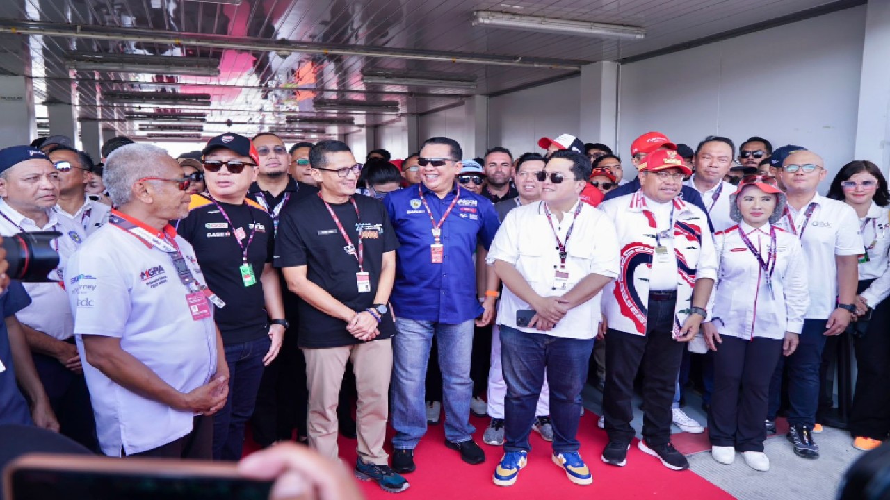 Ketua MPR RI sekaligus Ketua Umum IMI Bambang Soesatyo bersama Menteri BUMN Erick Thohir, serta Menteri Pariwisata dan Ekonomi Kreatif Sandiaga Uno, turut menghadiri Grid Ceremony MotoGP Pertamina Grand Prix of Indonesia 2023/Dok MPR 