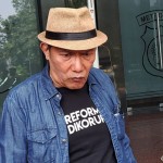 Mantan Wakil Ketua KPK Saut Situmorang saat menjawab pers di Polda Metro Jaya, Selasa (17/10/2023). ANTARA/Ilham Kausar-1697518069