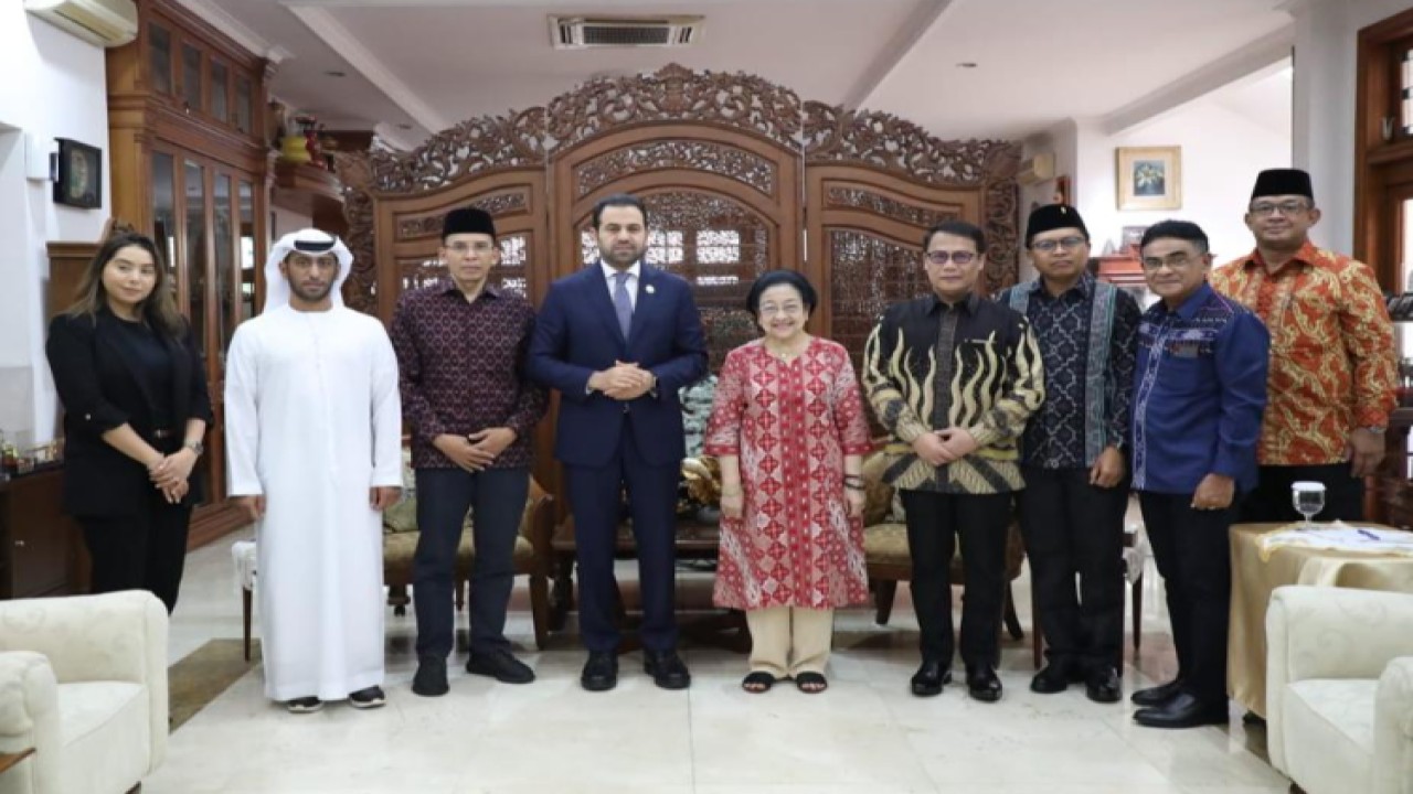 Wakil Ketua MPR RI, Ahmad Basarah mendampingi Ketua Umum PDI Perjuangan sekaligus Presiden kelima Republik Indonesia, Prof. Dr. (HC) Megawati Soekarnoputri menerima Muhammad Abdulsalam, Sekjen Zayed Award/Dok MPR