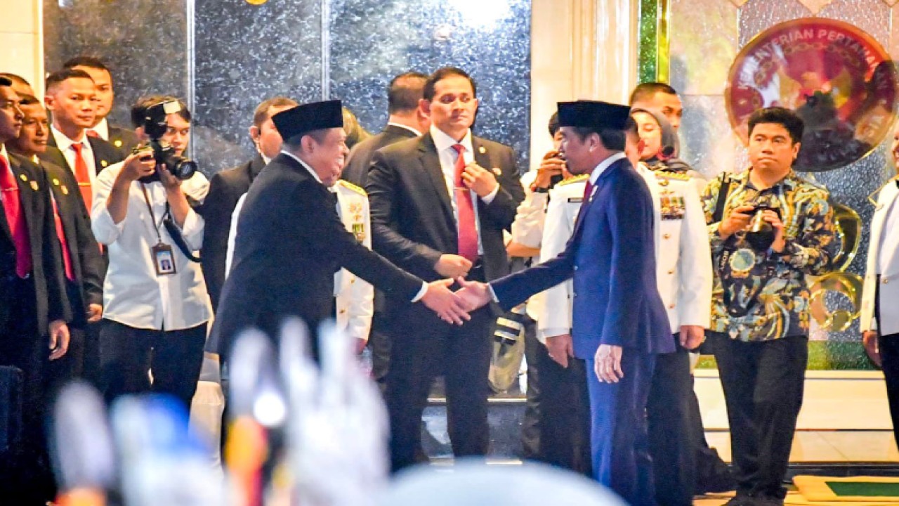 Ketua MPR RI Bambang Soesatyo menerima penghargaan Dharma Pertahanan Utama dari Menteri Pertahanan Prabowo Subianto/Dok MPR  