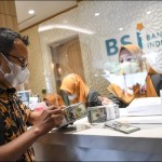 Nasabah bertransaksi uang dolar AS di Kantor Cabang BSI Jakarta Thamrin, Jakarta, Kamis (11/5/2023). ANTARA FOTO/M Risyal Hidayat/tom.-1697524142